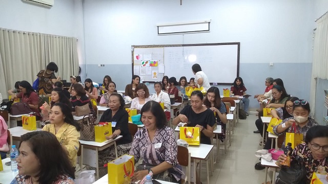 Panitia membagi goodie bagPAKAI